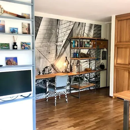 Mascalzone Latino, Center Διαμέρισμα *