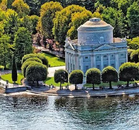 Mascalzone Latino, Center *