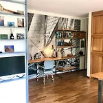 Mascalzone Latino, Center شقة *