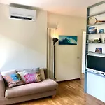Mascalzone Latino, Center Apartment