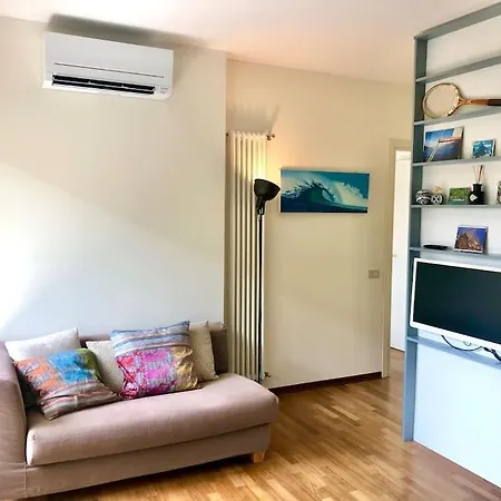 Mascalzone Latino, Center דירה