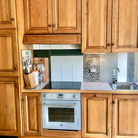 Mascalzone Latino, Center *