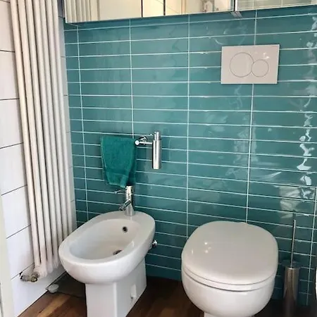 Mascalzone Latino, Center * קומו