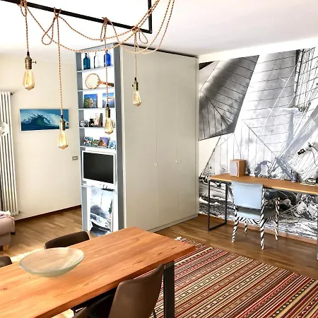 Mascalzone Latino, Center *