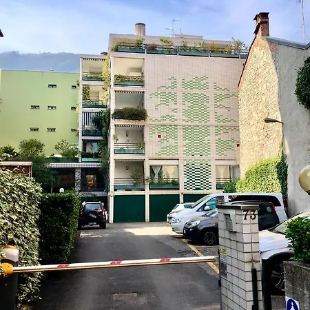 Mascalzone Latino, Center Appartement