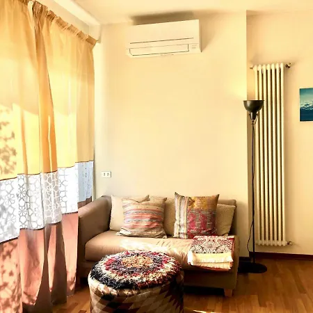 Mascalzone Latino, Center *