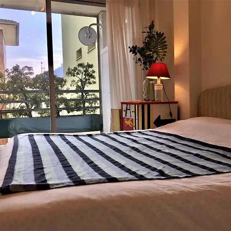 Mascalzone Latino, Center Apartament