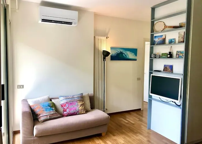 Mascalzone Latino, Center Apartament