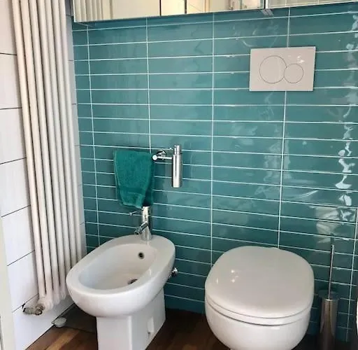 Mascalzone Latino, Center * Como