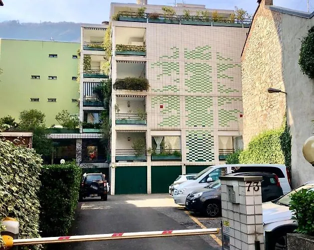 Mascalzone Latino, Center Apartament