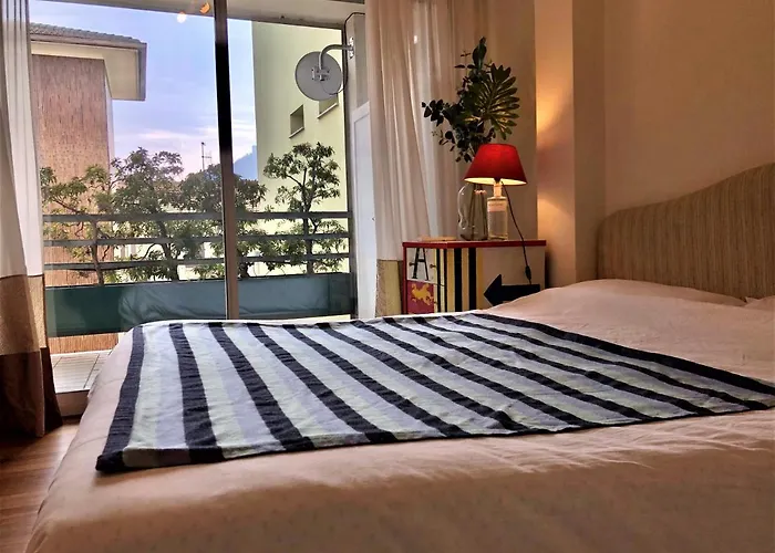 Mascalzone Latino, Center Apartament