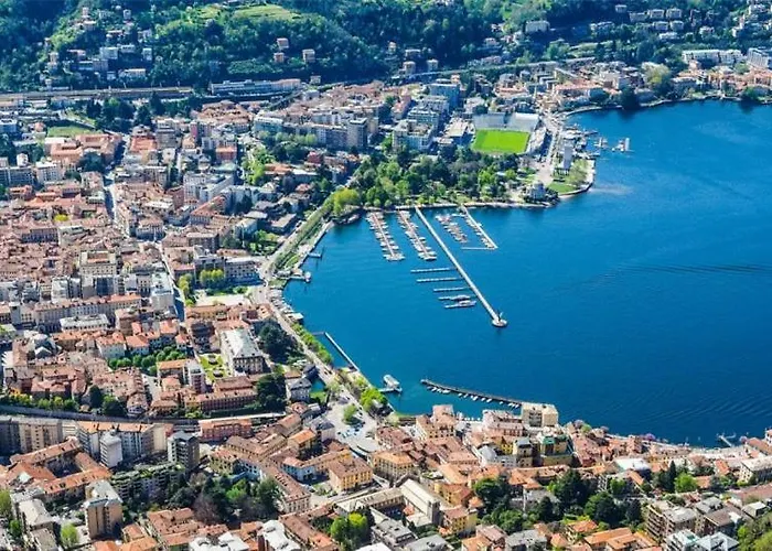 Mascalzone Latino, Center Como