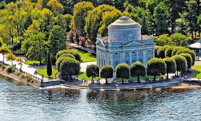 Mascalzone Latino, Center *