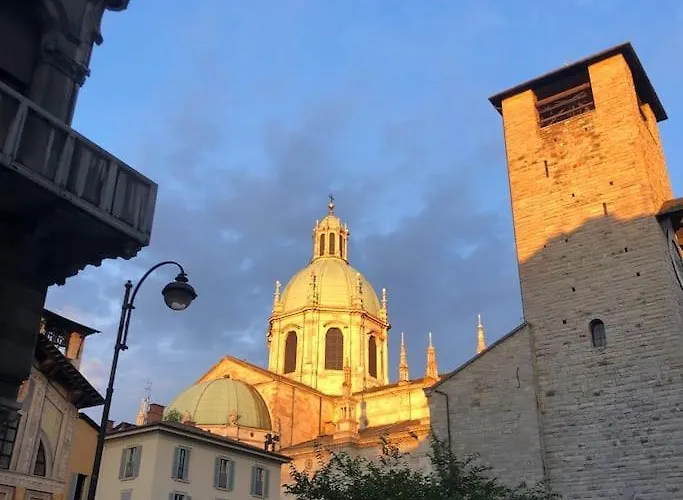 Mascalzone Latino, Center *