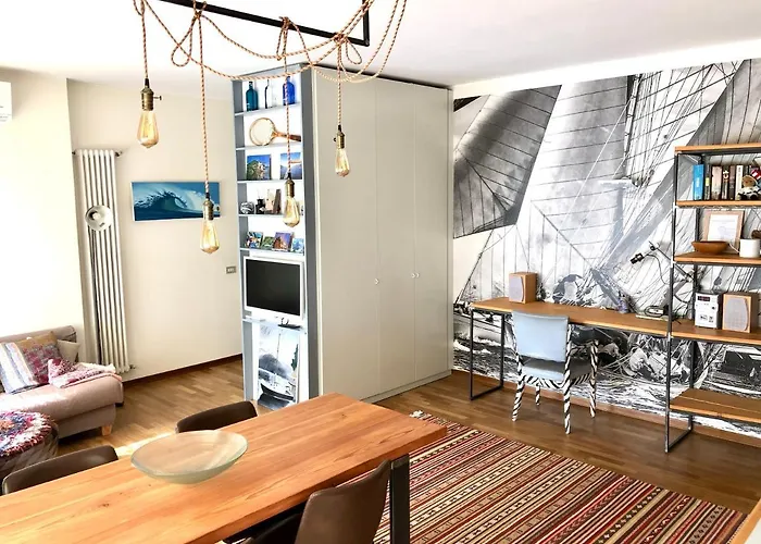 Mascalzone Latino, Center *